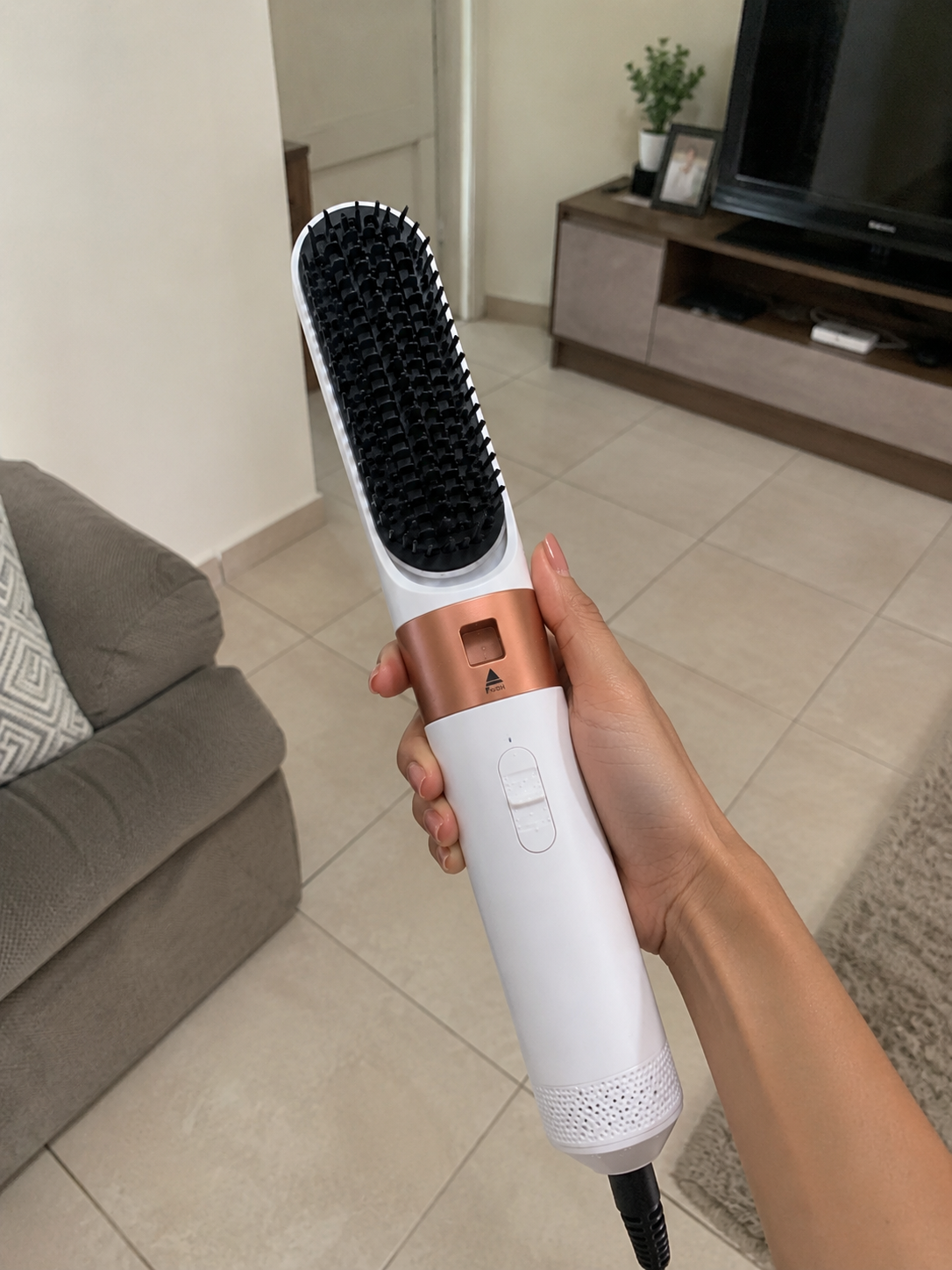 Valisse AirStyler segurado em ambiente de casa
